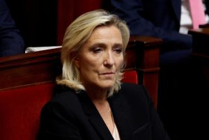 Καταδικάστηκε, αλλά προηγείται: Η Μαρίν Λεπέν ενισχύεται στις δημοσκοπήσεις