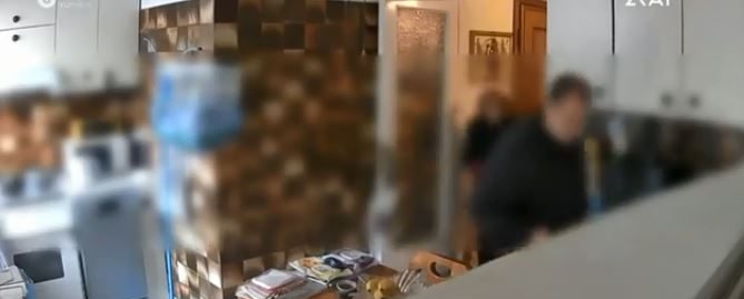 Βίντεο: Η στιγμή που «μαϊμού» υδραυλικός αρπάζει 280.000 ευρώ από ηλικιωμένη