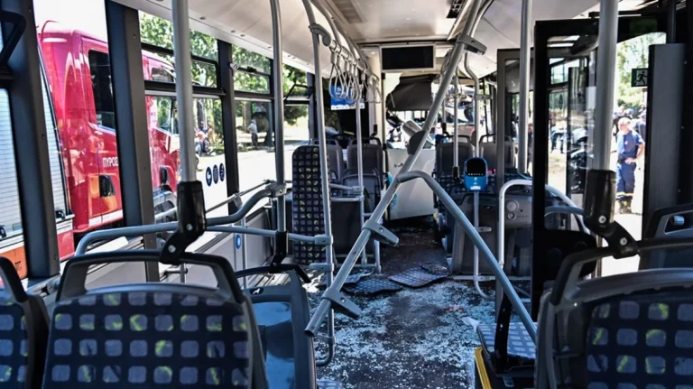 Κορωπί: Ταυτοποιήθηκαν οι δράστες που επιτέθηκαν με πέτρες σε λεωφορείο και περιπολικό