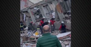 Κατάρρευση πολυκατοικίας στην Τουρκία-Επιχείρηση διάσωσης για εγκλωβισμένους