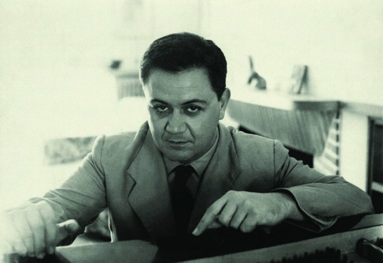Σαν σήμερα 23 Οκτωβρίου: Η γέννηση του Μάνου Χατζιδάκι