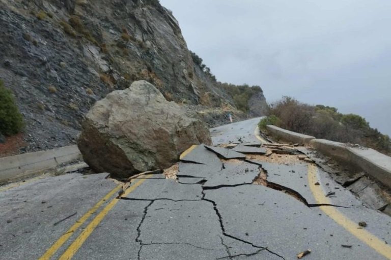Κατολίσθηση στη Μυτιλήνη: Βράχος κατέστρεψε δρόμο στη Μελίντα