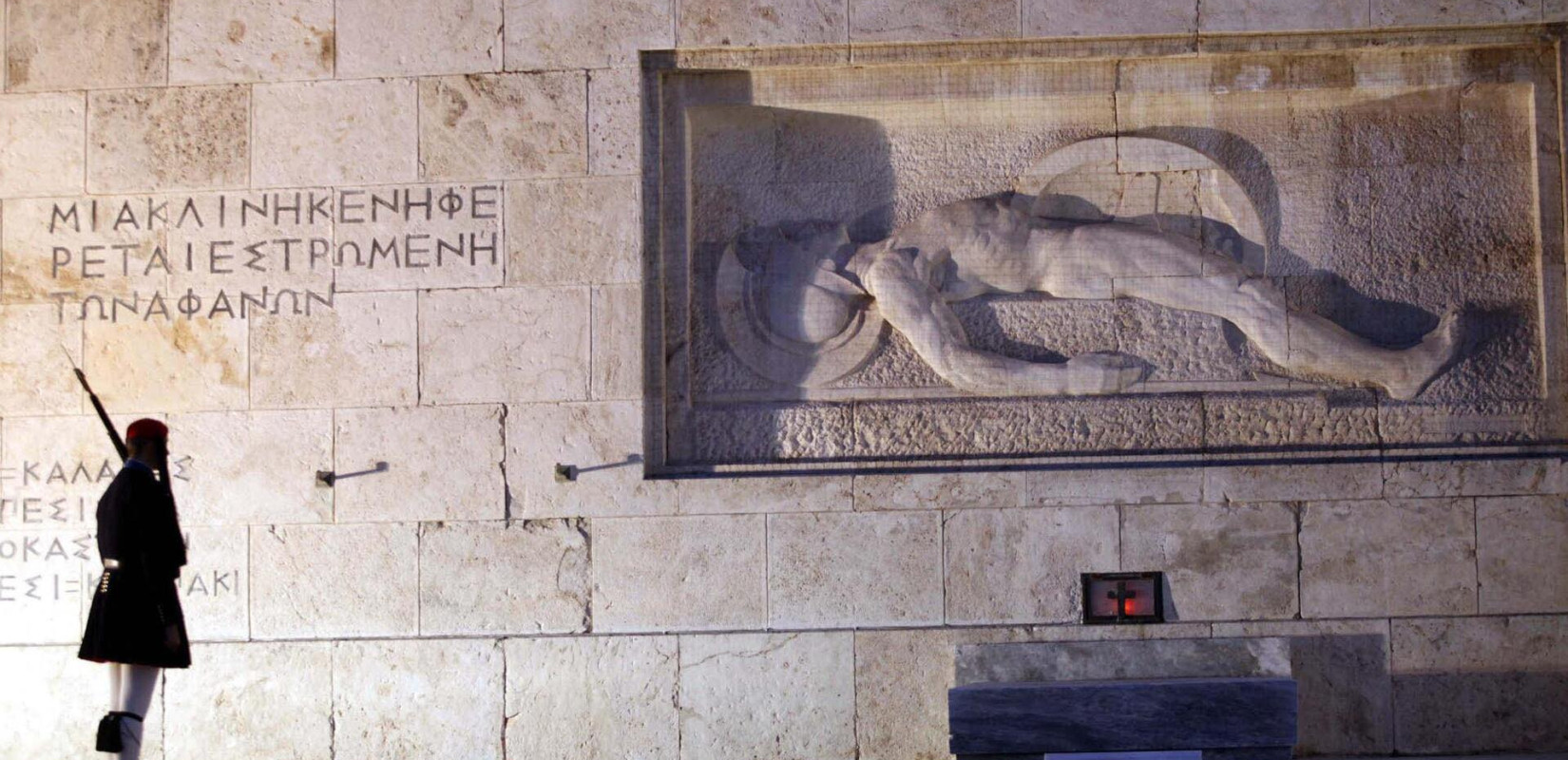 Σήκωσε το γάντι ο Δένδιας: «Δεν θα επιτρέψουμε την υποβάθμιση του Μνημείου του Αγνώστου Στρατιώτη»