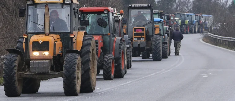 Πάτρα: Πού παραμένουν τα αγροτικά μπλόκα στη Δυτική Ελλάδα – Οι δρόμοι που επηρεάζονται