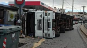 Σοβαρό τροχαίο στη Βάρη: Νταλίκα ανατράπηκε πάνω σε σταθμευμένο αυτοκίνητο