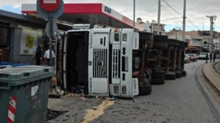 Σοβαρό τροχαίο στη Βάρη: Νταλίκα ανατράπηκε πάνω σε σταθμευμένο αυτοκίνητο