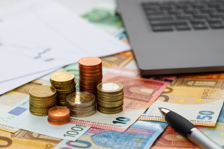 Φόροι και εισφορές «τρώνε» πάνω από το 40% του μισθού