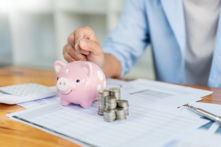 4+1 έξυπνοι τρόποι για να εξοικονομήσετε ως και 1.800 ευρώ τον χρόνο