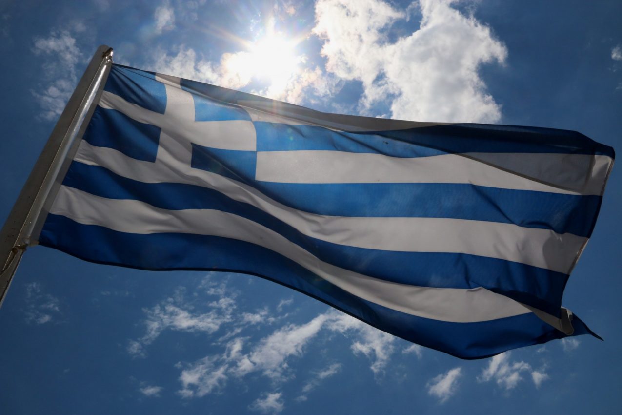Δανή τουρίστρια κατέβασε ελληνική σημαία από ΑΤ στη Ρόδο – Η ποινή που της επιβλήθηκε