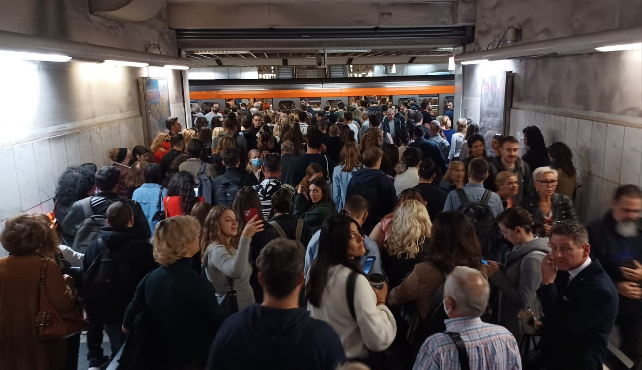 Μετρό: Ο σταθμός Συντάγματος ασφυκτικά γεμάτος από επιβάτες