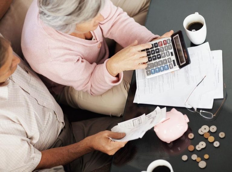 Ποιοι δημόσιοι υπάλληλοι και γονείς βγαίνουν στη σύνταξη από τα 58,5