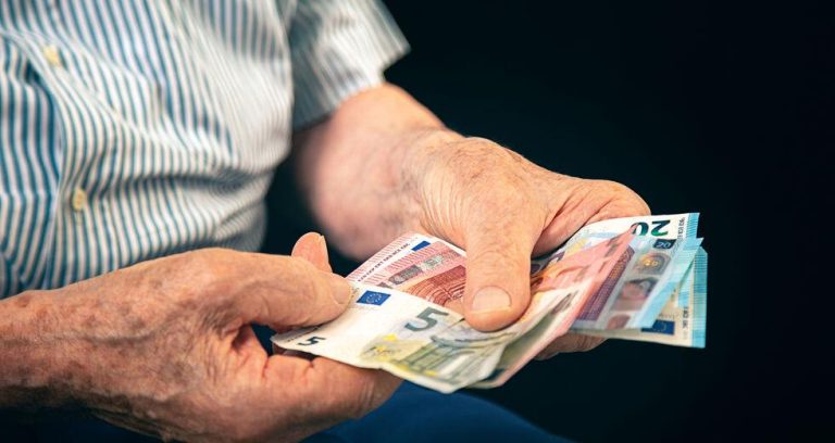 Χρήματα στους λογαριασμούς: Πότε μπαίνουν συντάξεις, επιδόματα και ΟΠΕΚΑ