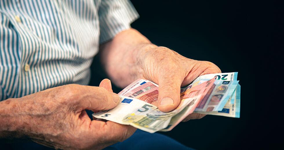 Χρήματα στους λογαριασμούς: Πότε μπαίνουν συντάξεις, επιδόματα και ΟΠΕΚΑ