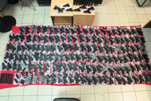 Στον ανακριτή Τούρκοι υπήκοοι που συνελήφθησαν με 147 πιστόλια