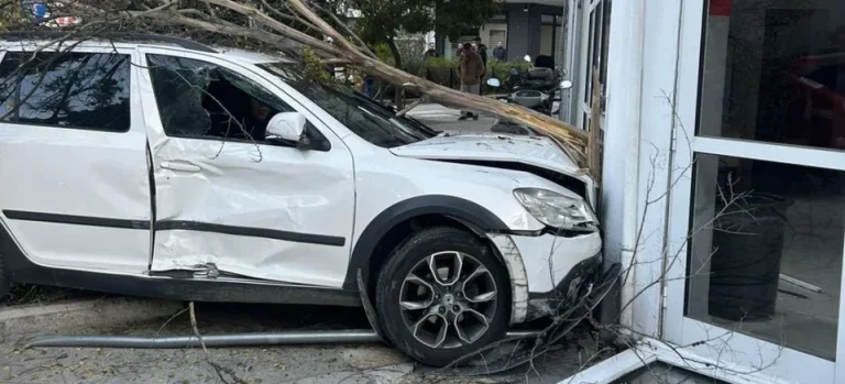 Σοκαριστικό τροχαίο στις Σέρρες: Ι.Χ. χτύπησε λεωφορείο μαθητών και κατάληξε σε συνεργείο (φωτο)