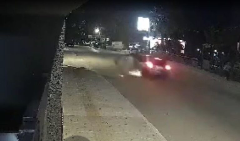 Βίντεο-σοκ: Μεθυσμένος οδηγός αυτοκινήτου παρασύρει και εκσφενδονίζει διανομέα