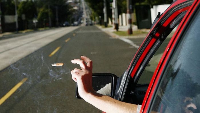 Πόσο κοστίζει η ρίψη τσιγάρου από το αυτοκίνητο: Τα βαριά πρόστιμα