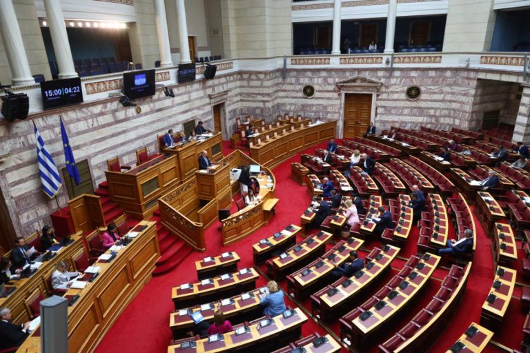 Νέος «χρονοκόφτης» στη Βουλή: Τι αλλάζει στις ομιλίες των βουλευτών και ποια κόμματα διαφώνησαν