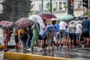 Η κακοκαιρία σαρώνει την Ελλάδα με βροχές, καταιγίδες και χιλιάδες κεραυνούς – Πού θα «ρίξει καρέκλες»