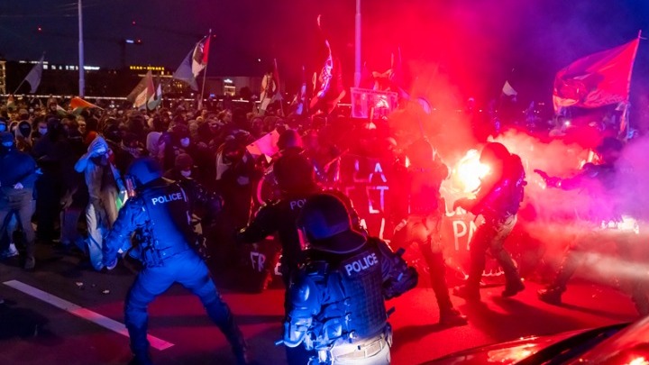Δακρυγόνα σε συγκέντρωση διαμαρτυρίας στην Ελβετία