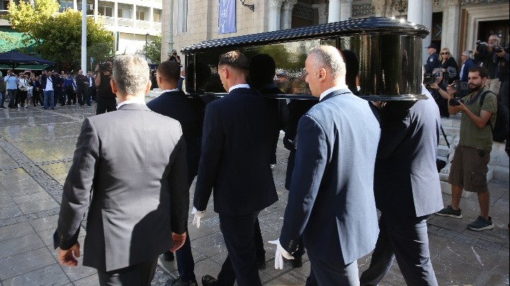 Η σορός του Διονύση Σαββόπουλου μεταφέρθηκε στη Μητρόπολη για την εξόδιο ακολουθία