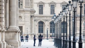 Δύο άνδρες τέθηκαν υπό κράτηση για την κλοπή κοσμημάτων στο Λούβρο