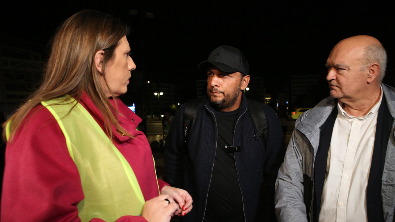 Σύνταγμα: Η Ζωή Κωνσταντοπούλου και ο Πάνος Ρούτσι καθάρισαν το Μνημείο του Αγνώστου Στρατιώτη