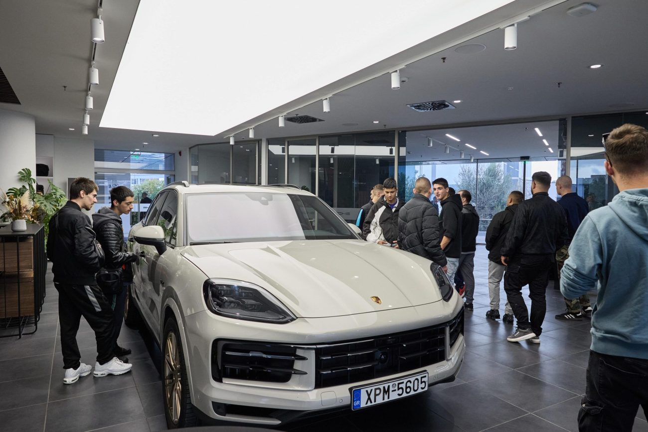 Με… Porsche στις Σχολές Μαθητείας της ΔΥΠΑ – Φωτό