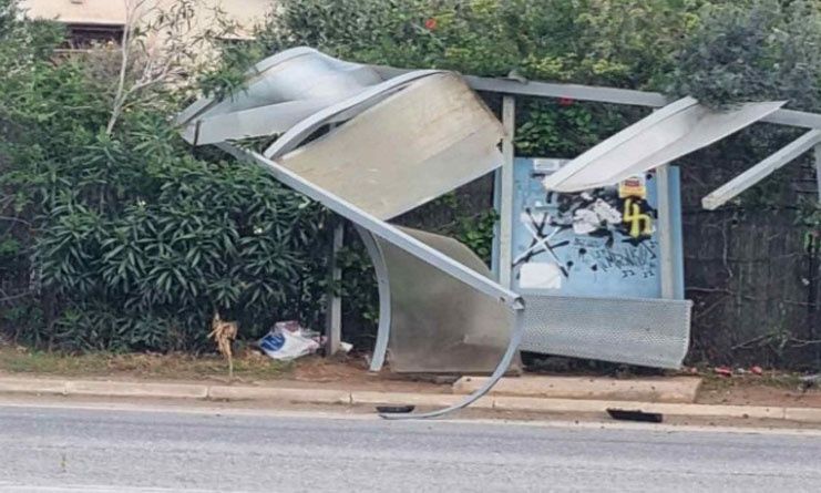 Τροχαίο στη Λεωφόρο Αθηνών–Σουνίου – Κατέρρευσε στάση λεωφορείου