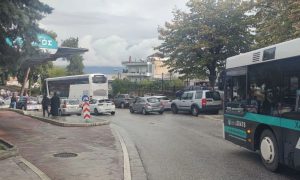 Ιωάννινα: Διώροφο λεωφορείο εγκλωβίστηκε κάτω από πεζογέφυρα στην κεντρική πλατεία
