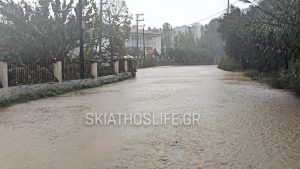 Πλημμύρισε η Σκιάθος: Σφοδρή βροχόπτωση μετατρέπει τους δρόμους σε ποτάμια