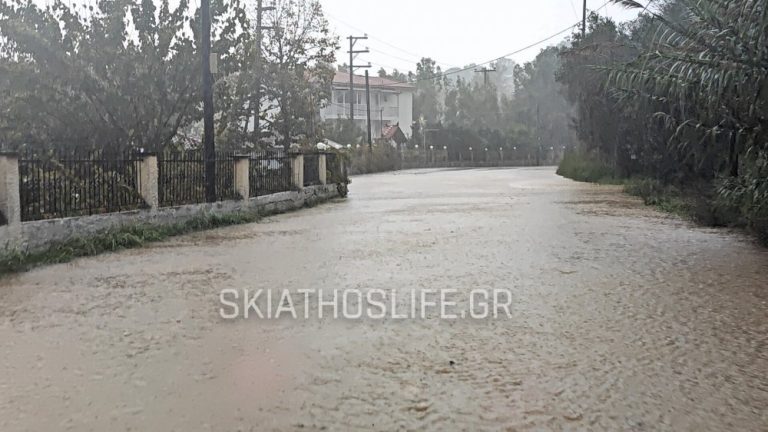 Πλημμύρισε η Σκιάθος: Σφοδρή βροχόπτωση μετατρέπει τους δρόμους σε ποτάμια