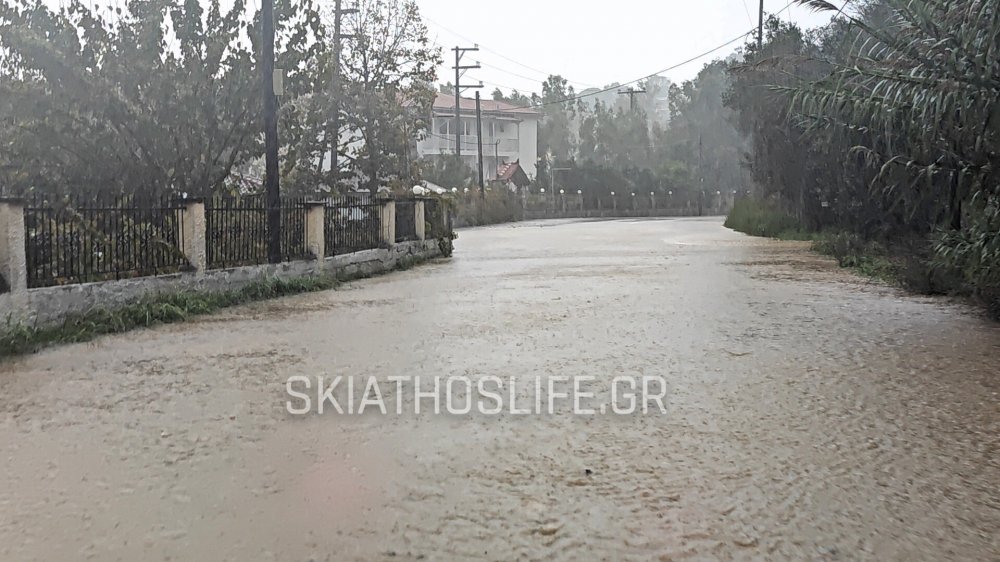 Πλημμύρισε η Σκιάθος: Σφοδρή βροχόπτωση μετατρέπει τους δρόμους σε ποτάμια