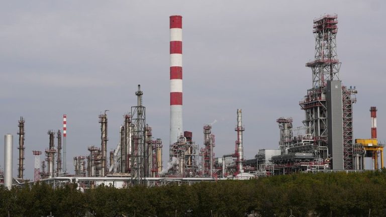 Σερβία: Κινδυνεύουν να κλείσουν τα διυλιστήρια της NIS σε 4 ημέρες