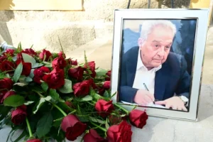 Κηδεία Α. Φλαμπουράρη: Σε κλίμα συγκίνησης το τελευταίο «αντίο» – Ποιοι έδωσαν το «παρόν»
