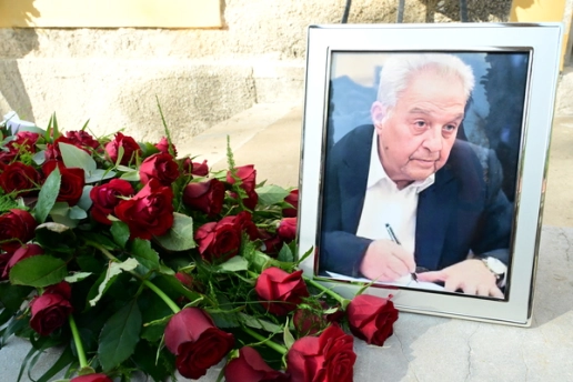 Κηδεία Α. Φλαμπουράρη: Σε κλίμα συγκίνησης το τελευταίο «αντίο» – Ποιοι έδωσαν το «παρόν»