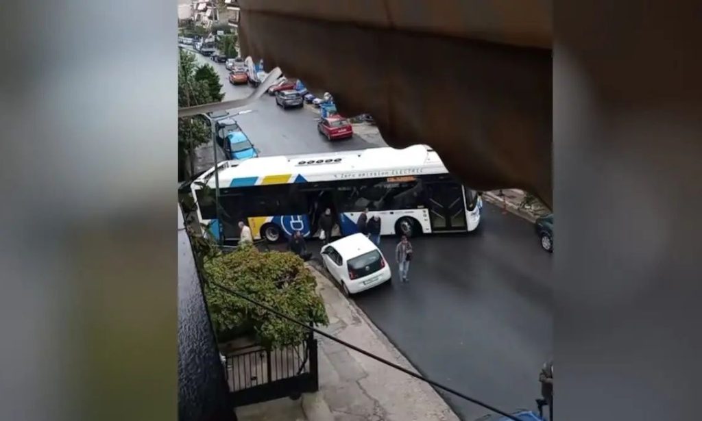 Κορυδαλλός: Λεωφορείο εγκλωβίστηκε από παράνομα παρκαρισμένο αυτοκίνητο