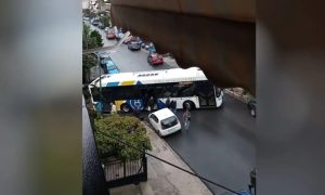 Κορυδαλλός: Λεωφορείο εγκλωβίστηκε από παράνομα παρκαρισμένο αυτοκίνητο