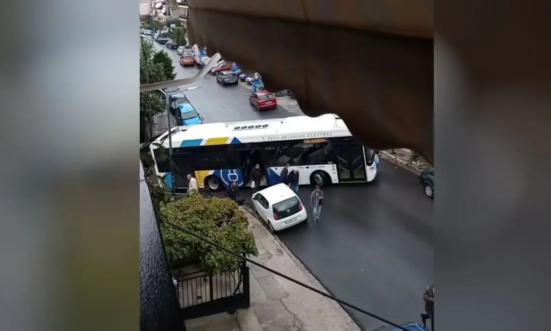 Κορυδαλλός: Λεωφορείο εγκλωβίστηκε από παράνομα παρκαρισμένο αυτοκίνητο