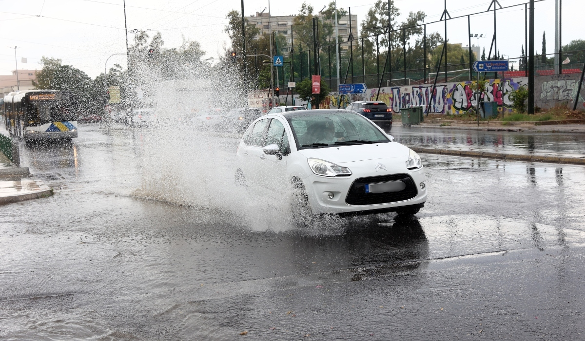 Νέος ΚΟΚ: Πρόστιμο για οδηγούς που βρέχουν πεζούς