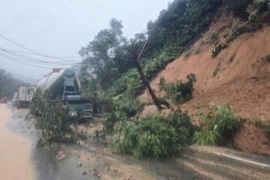 Τραγωδία στο Βιετνάμ: Λεωφορείο θάφτηκε από κατολίσθηση