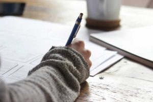 Θυμόμαστε καλύτερα όταν γράφουμε στο χέρι: Η επιστήμη εξηγεί γιατί