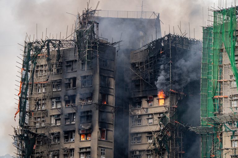 Τραγωδία στο Χονγκ Κονγκ: Τουλάχιστον 55 νεκροί στη φωτιά σε συγκρότημα ουρανοξυστών