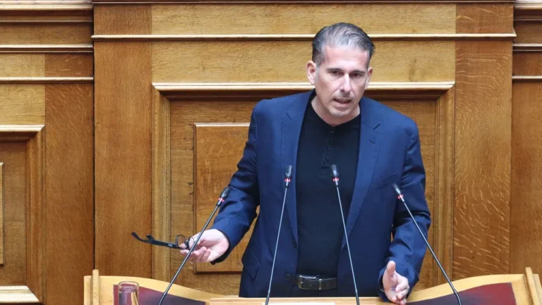 “Και πολύ κάθισα!” – Η έκρηξη Καραναστάση μετά την παραίτηση που τάραξε τη Βουλή