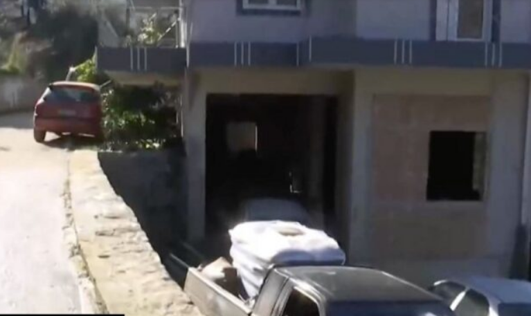 Δυτική Αχαΐα: Ο 25χρονος χτύπησε σε μπαλκόνι, ζαλίστηκε και έπεσε με τον 3χρονο