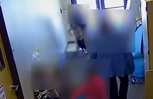 Βίντεο-σοκ: Δάσκαλοι έσπασαν το πόδι αυτιστικού μαθητή με κλοτσιές!