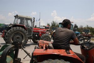 Αγρότες: Παραμένουν στα μπλόκα και κλιμακώνουν σε Ημαθία, Πέλλα, Πιερία και Καβάλα