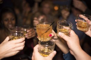 Σύλληψη καταστηματάρχη για σερβίρισμα ποτών σε ανήλικους