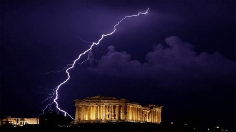 Ισχυρό μπουρίνι «χτύπησε» την Αττική – Πάνω από 1.000 κεραυνοί μέσα σε δύο ώρες