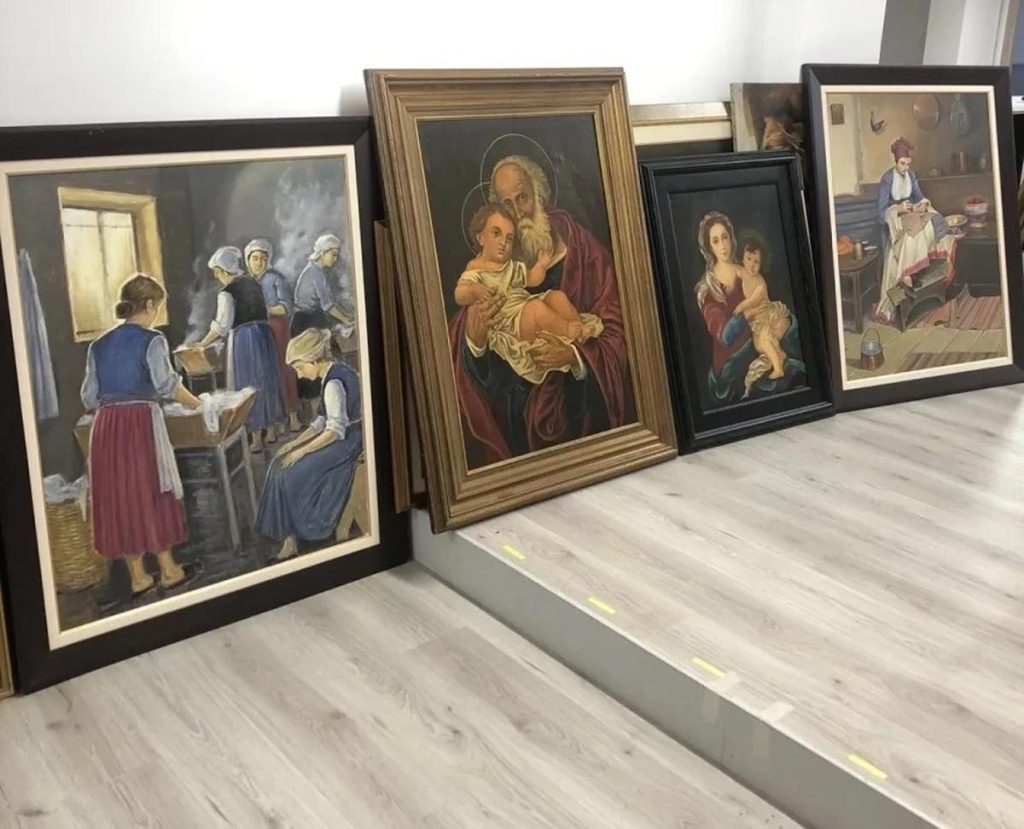 Αττική: Δύο συλλήψεις για κατοχή πλαστών έργων τέχνης – Κατασχέθηκαν πάνω από 400 πίνακες